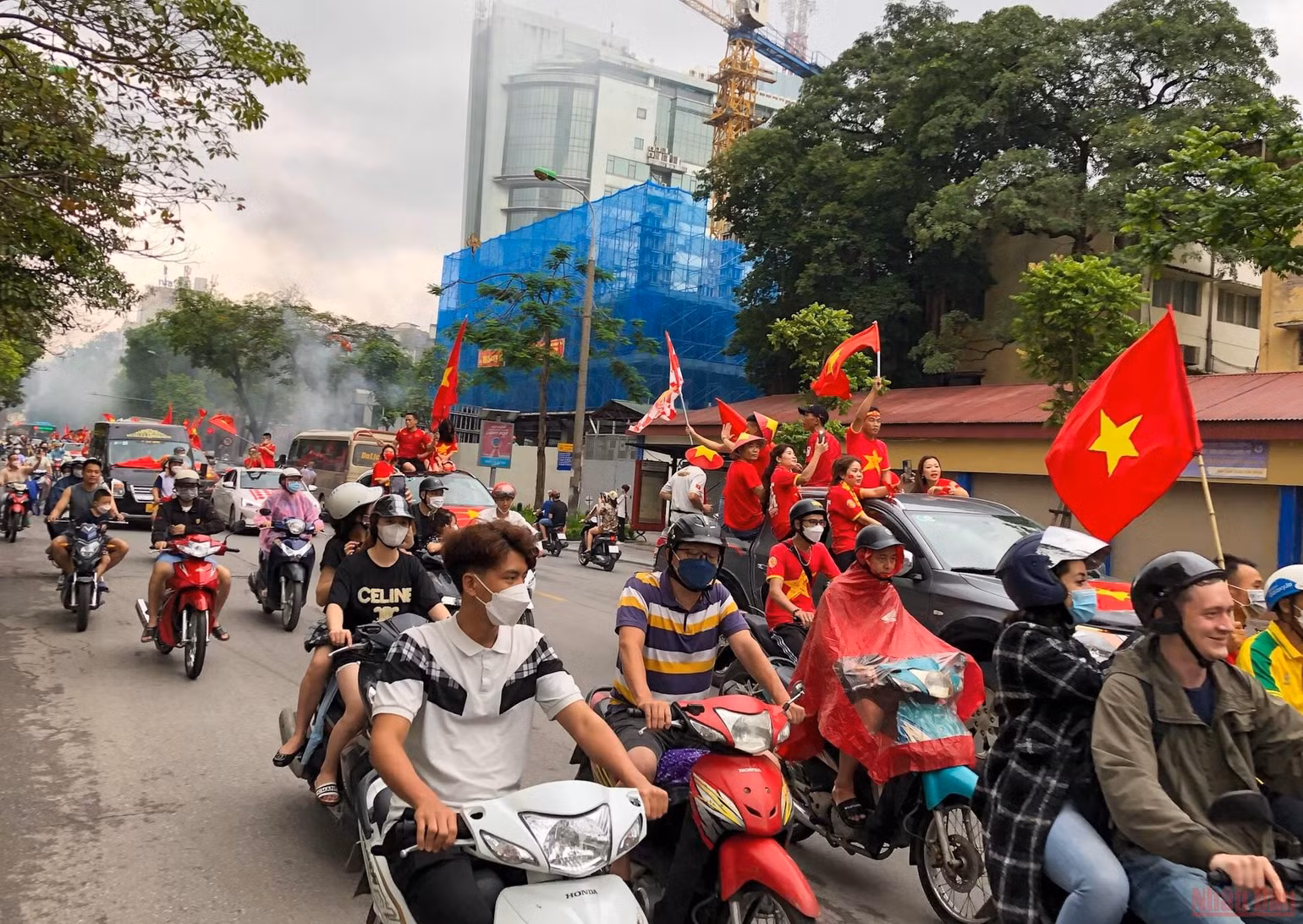 Khán giả đang đổ về Sân vận quốc gia Mỹ Đình rất đông -0