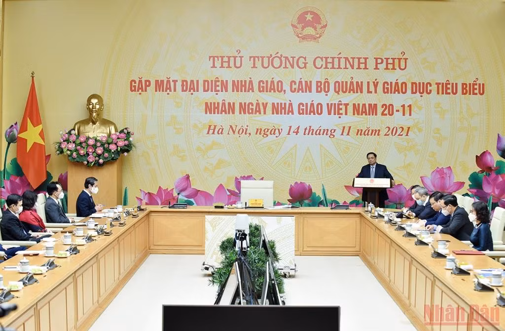 Thủ tướng Phạm Minh Chính gặp mặt đại diện nhà giáo, cán bộ quản lý giáo dục tiêu biểu -0