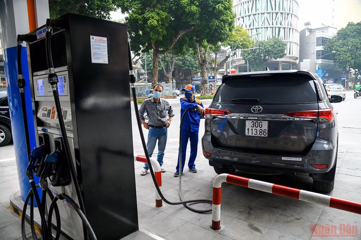 Giá xăng dầu tiếp tục tăng lần thứ 6, người dân Thủ đô tranh thủ đi mua trước giờ tăng giá -0