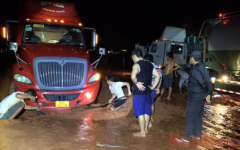Mưa lớn gây sạt lở một số tuyến đường ở Mũi Né và Hòa Thắng -1