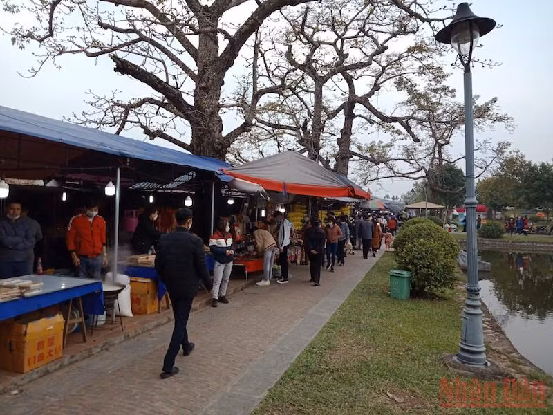 Hàng nghìn du khách đổ về chùa Keo Thái Bình trong ngày&nbsp;&nbsp;đầu năm mới -0