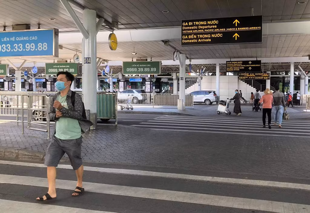Người dân TP Hồ Chí Minh trong thời gian giãn cách do dịch Covid-19 -0
