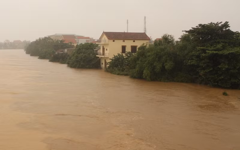 Quảng Bình nước lũ dâng làm ngập nhiều nơi -0