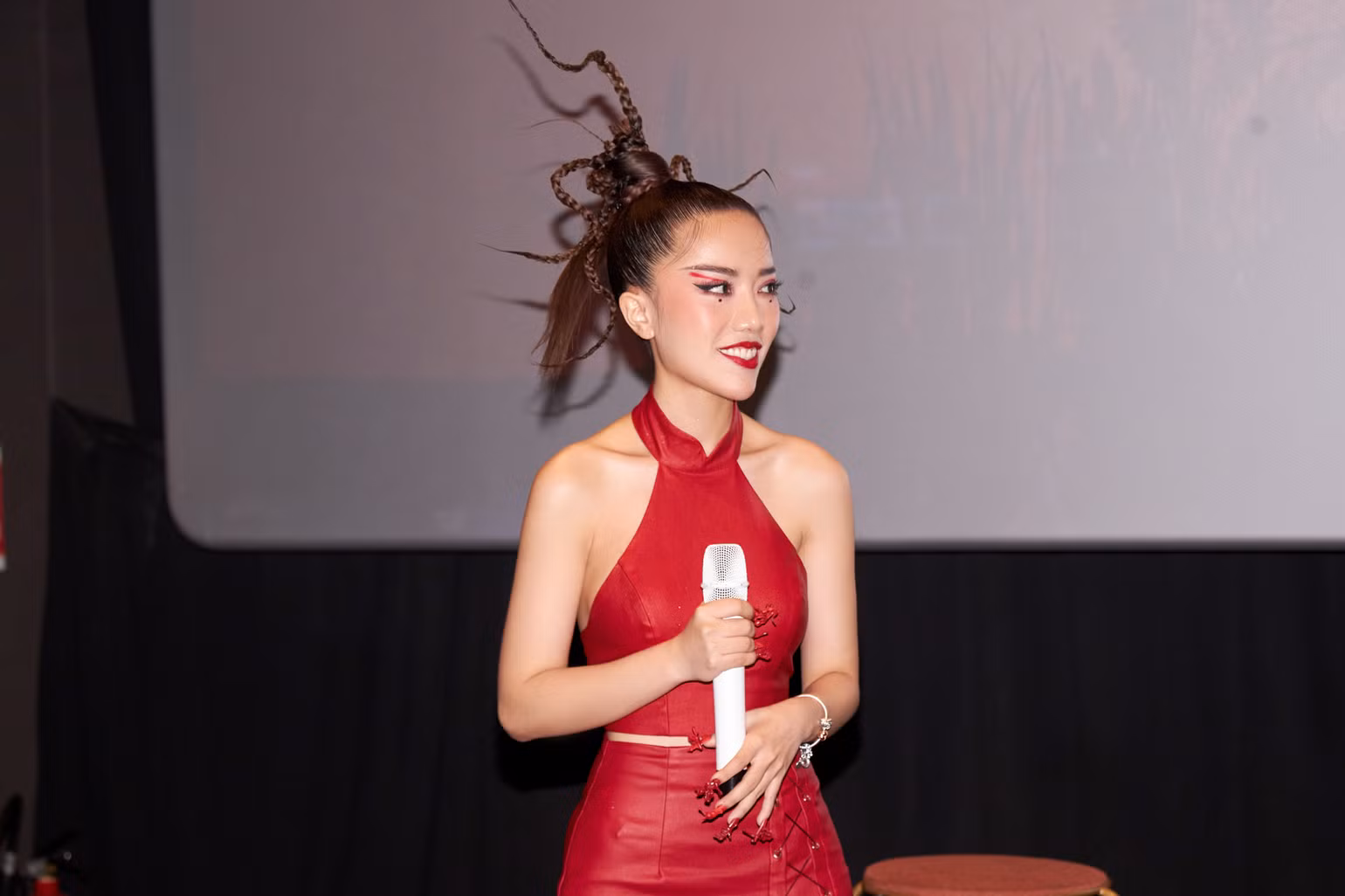 Ca sĩ Phùng Khánh Linh ra mắt MV “Lửa gần rơm lâu ngày cũng bén” -0