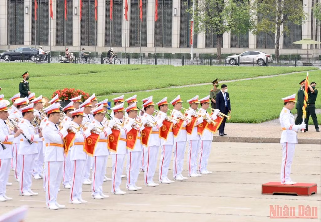 Lãnh đạo Đảng, Nhà nước vào Lăng viếng Chủ tịch Hồ Chí Minh nhân kỷ niệm 47 năm Ngày Giải phóng miền nam, thống nhất đất nước. -0