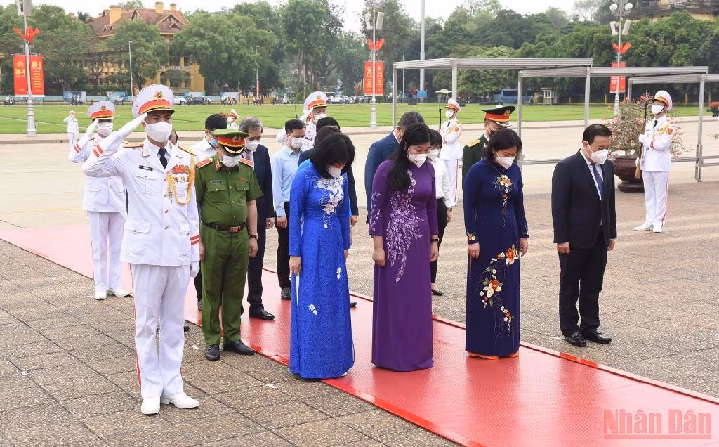 Lãnh đạo Đảng, Nhà nước vào Lăng viếng Chủ tịch Hồ Chí Minh nhân kỷ niệm 47 năm Ngày Giải phóng miền nam, thống nhất đất nước. -0
