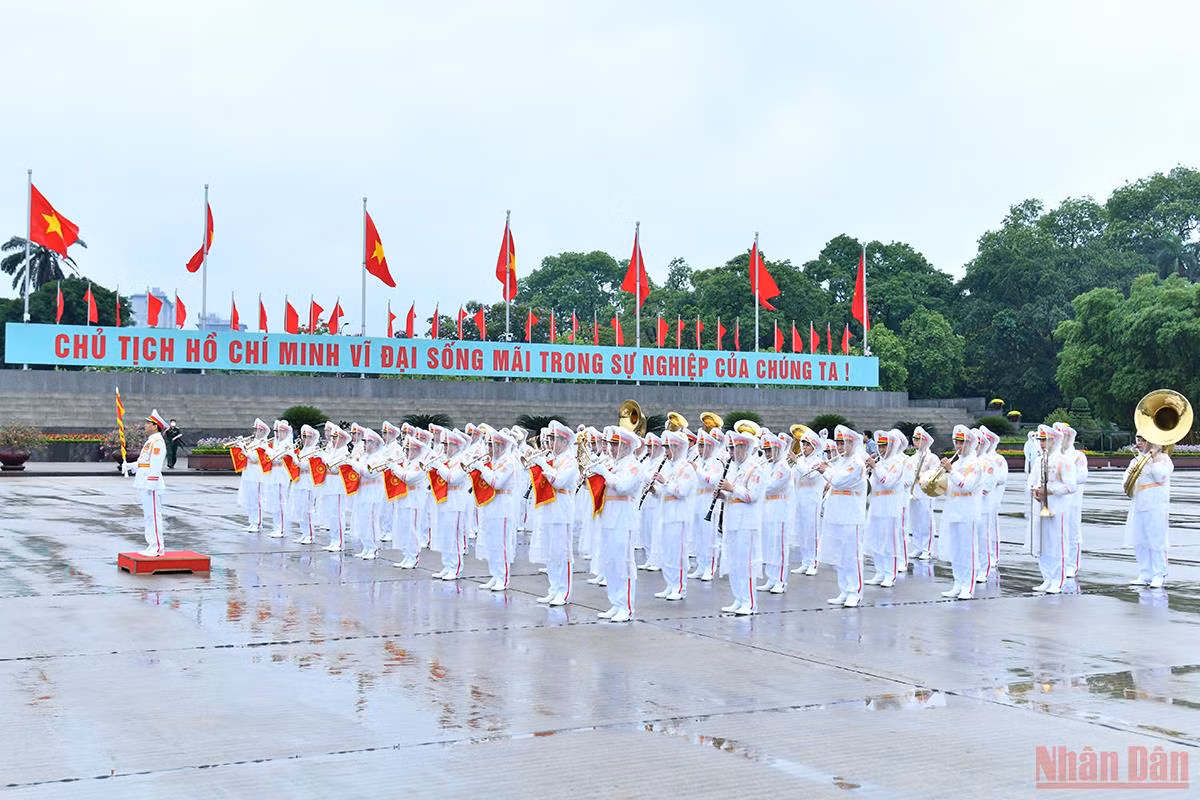 Các đại biểu Quốc hội vào Lăng viếng Chủ tịch Hồ Chí Minh -0