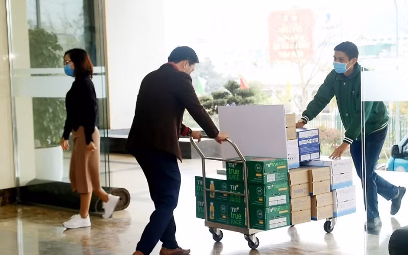 Tập đoàn TH tặng sữa và loại đồ uống góp sức chống dịch Covid-19 ảnh 4 Tập đoàn TH tặng 201.600 ly sữa tươi sạch và các loại đồ uống góp sức chống dịch Covid-19 tại Hải Dương, Quảng Ninh -0