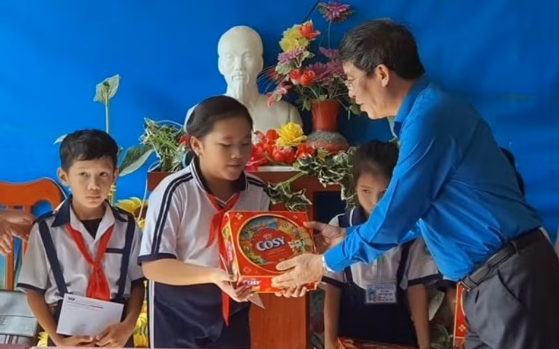 Tết Sum vầy đến với thầy, trò nơi Đất Mũi Cà Mau -0