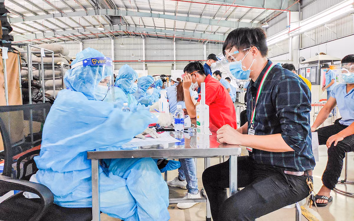 Bình Dương tiếp tục đẩy mạnh tiêm chủng cho công nhân các khu công nghiệp -0