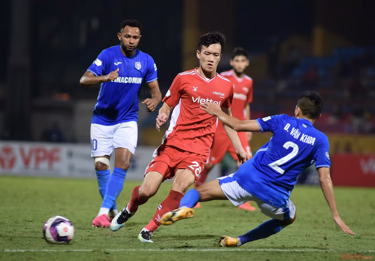 Viettel bám sát ngôi đầu của HAGL -0