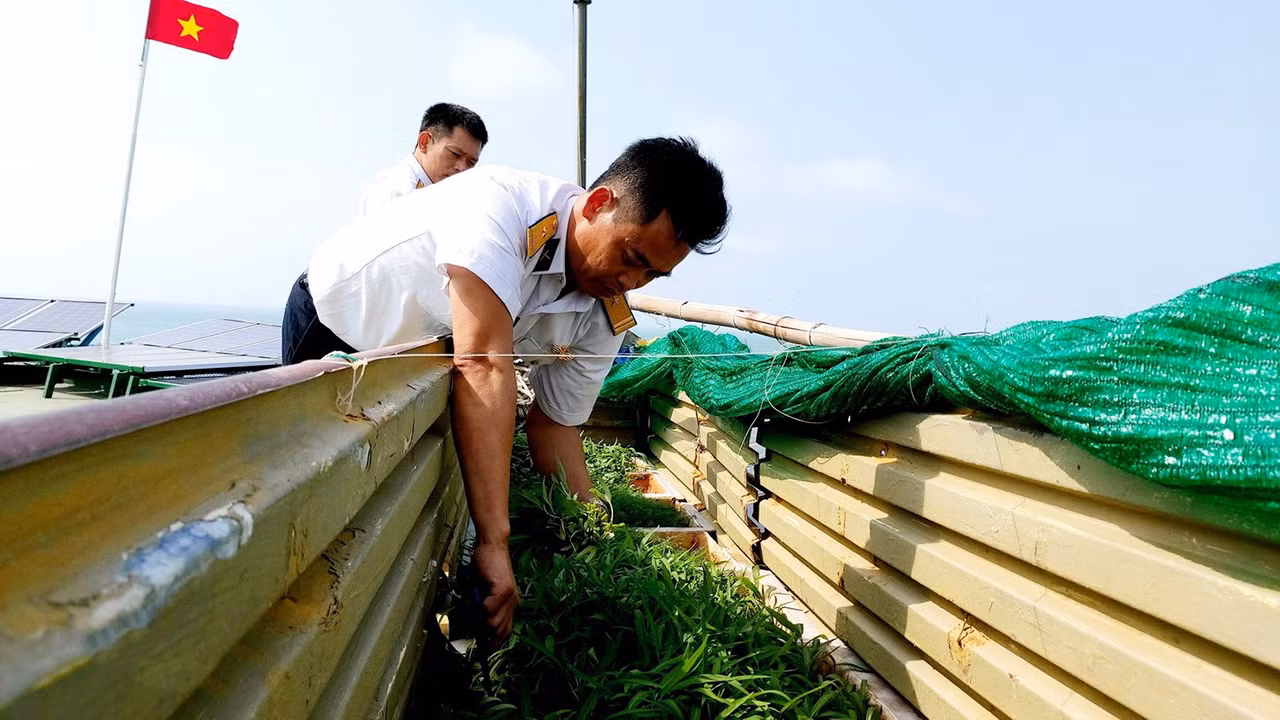 Những hình ảnh Tết đến với người lính trên nhà giàn DK1 -0