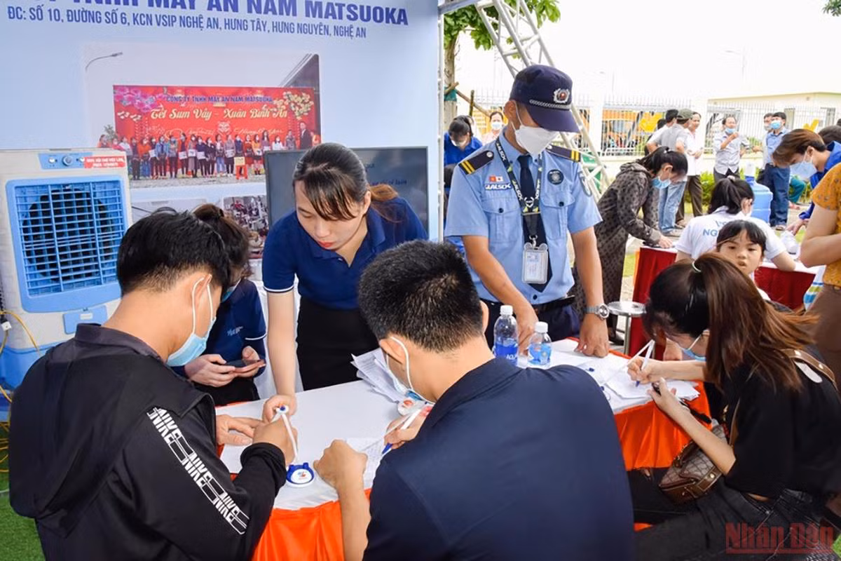 Hơn 1.500 lao động tìm hiểu, tìm kiếm việc làm tại Khu công nghiệp VSIP Nghệ An -0