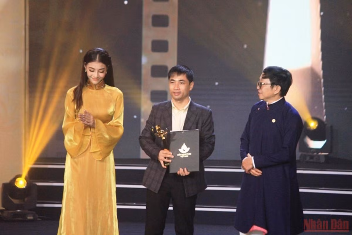 Bốn giải Vàng, sáu giải Bạc dành cho bốn thể loại phim -0