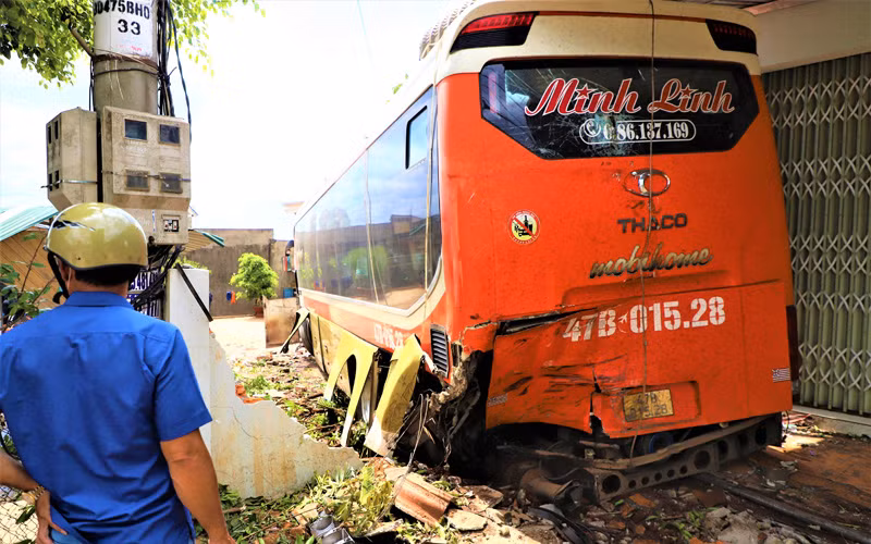 Xe tải đâm liên hoàn khiến nhiều người thương vong -0