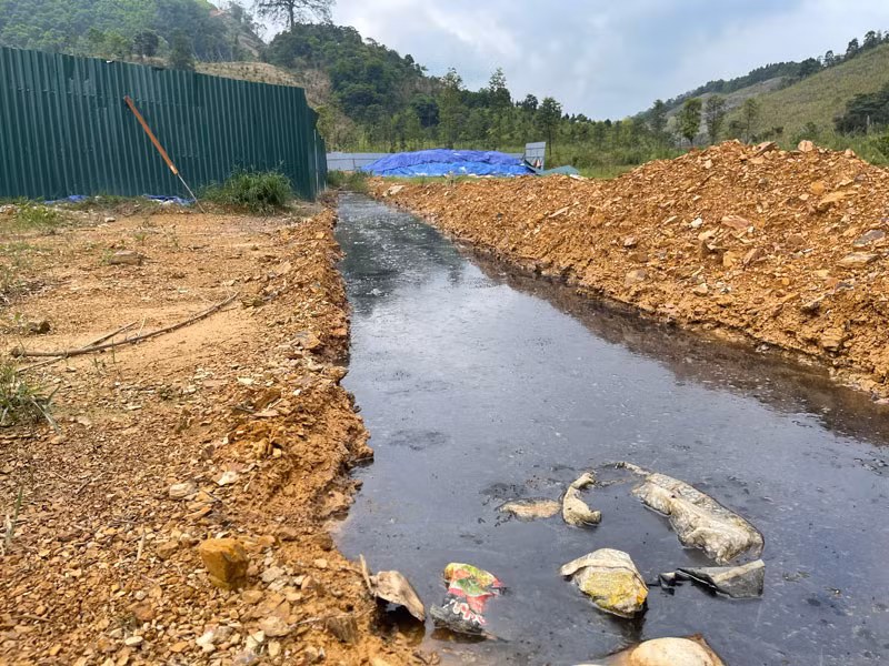 Rác thải gây ô nhiễm nghiêm trọng ở TP Hòa Bình -0