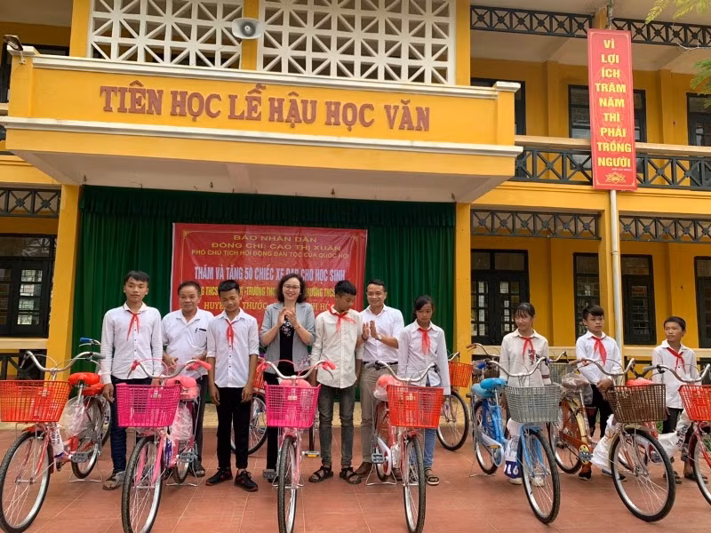 Trao xe đạp tặng học sinh nghèo, vượt khó -0