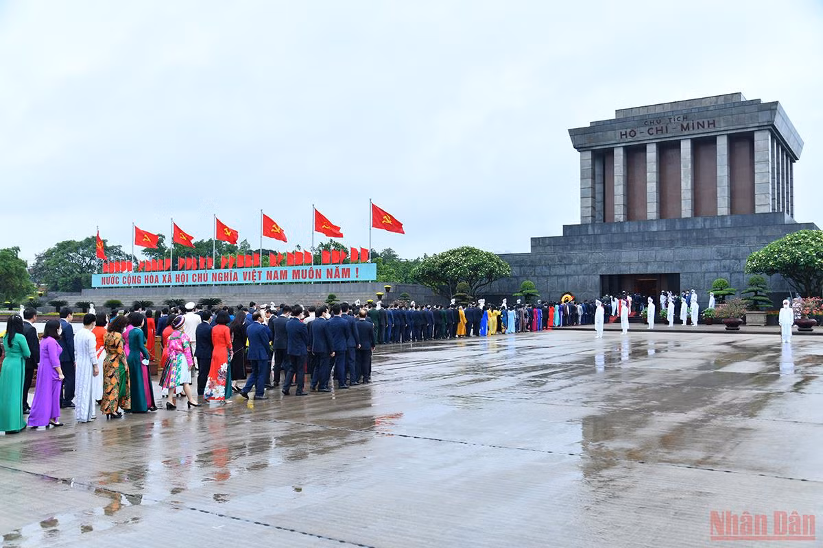 Các đại biểu Quốc hội vào Lăng viếng Chủ tịch Hồ Chí Minh -1