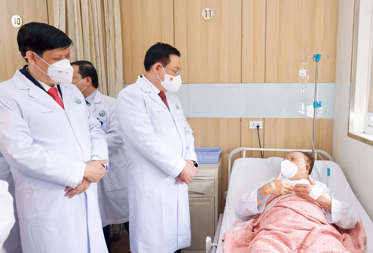 Chủ tịch Quốc hội Vương Đình Huệ thăm, chúc mừng các bác sĩ, nhân viên y tế -0
