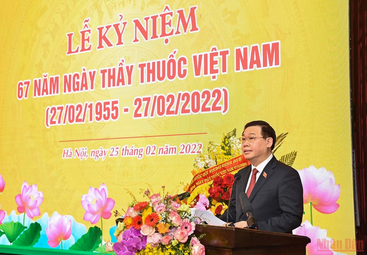 Chủ tịch Quốc hội Vương Đình Huệ thăm, chúc mừng các bác sĩ, nhân viên y tế -0