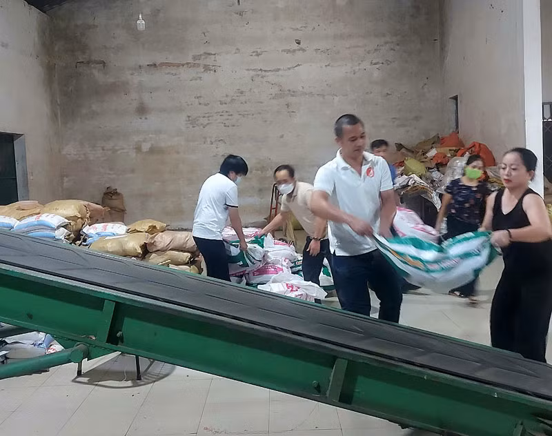 Hỗ trợ gần 9 tấn hàng hóa cho bà con dân tộc thiểu số xã Chiêu Lưu -0