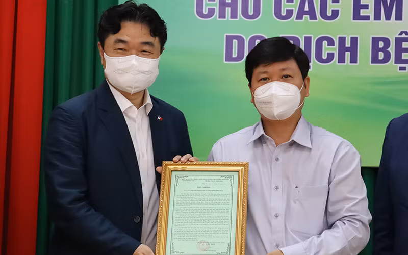 Đồng Nai tặng quà các em mồ côi cha, mẹ do dịch Covid-19 -0