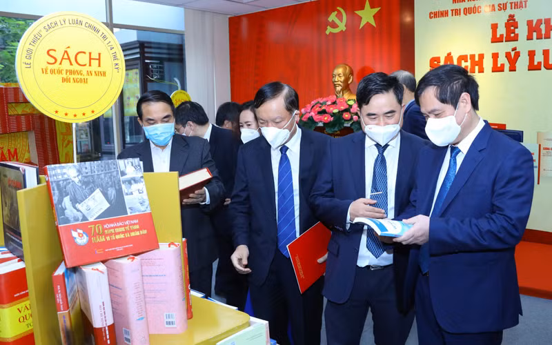 Khai mạc Trưng bày “Sách lý luận, chính trị ¼ thế kỷ” -0
