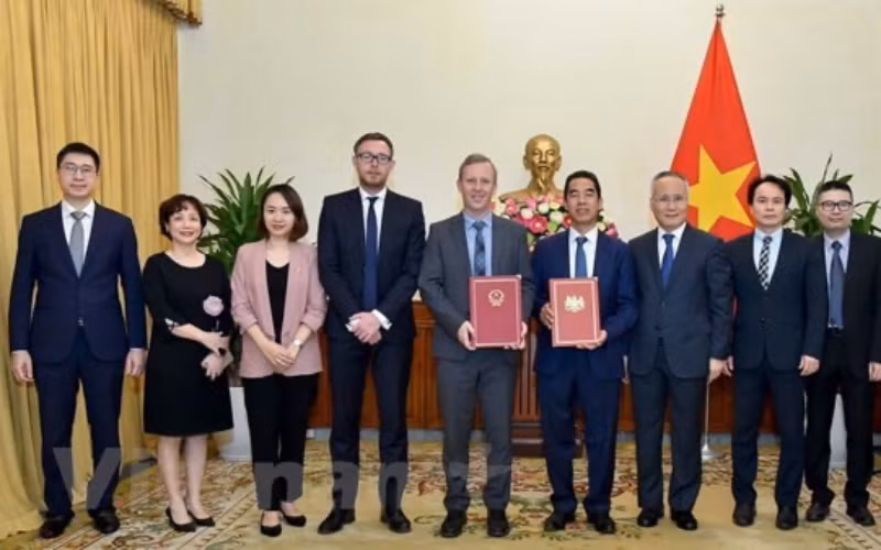 Đại sứ Anh Gareth Ward ấn tượng với cam kết của Việt Nam tại COP26 -0