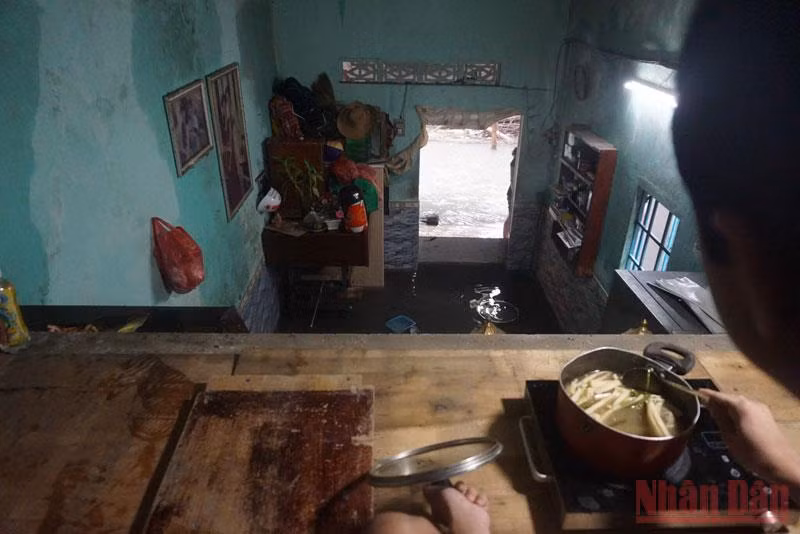Hàng chục nhà dân ở Đà Nẵng ngập sâu do mưa lớn -0