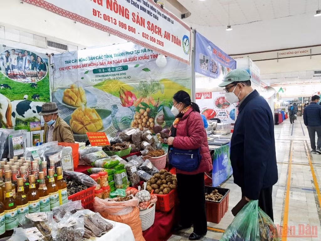 Nhiều đặc sản vùng miền phục vụ người dân Thủ đô dịp Tết Nhâm Dần -0