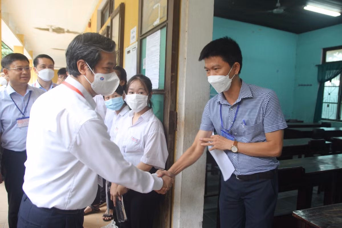 Bộ trưởng Nguyễn Kim Sơn động viên thí sinh trong buổi thi đầu -0