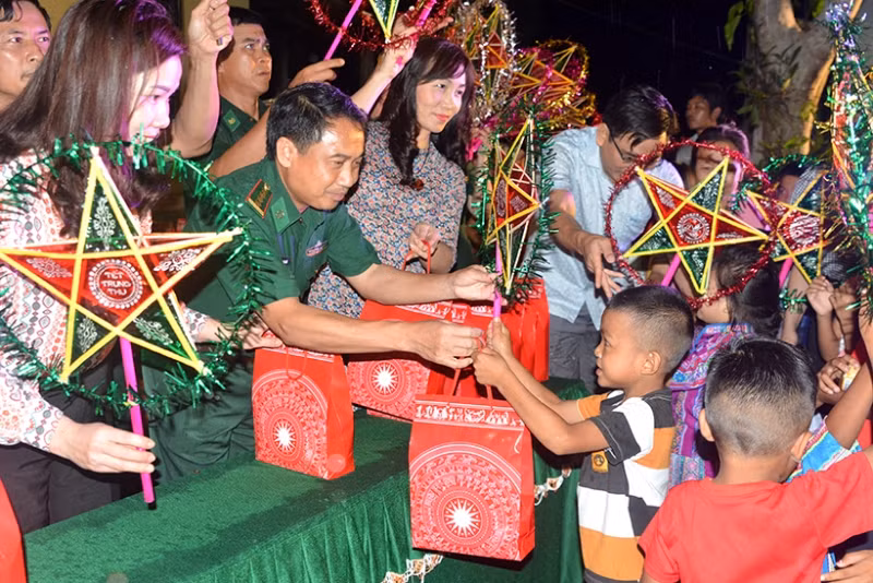 Đêm hội trăng rằm thắp sáng ước mơ trẻ em dân tộc Chứt -0