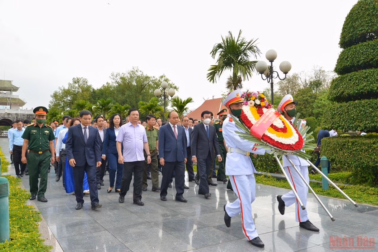 Chủ tịch nước Nguyễn Xuân Phúc tặng quà cựu chiến sĩ Điện Biên -0
