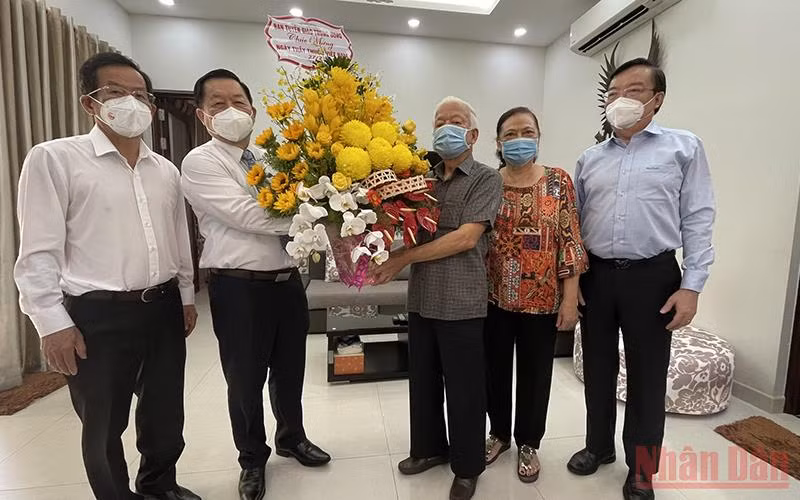 Trưởng Ban Tuyên giáo Trung ương thăm, chúc mừng các thầy thuốc tại TP Hồ Chí Minh -0