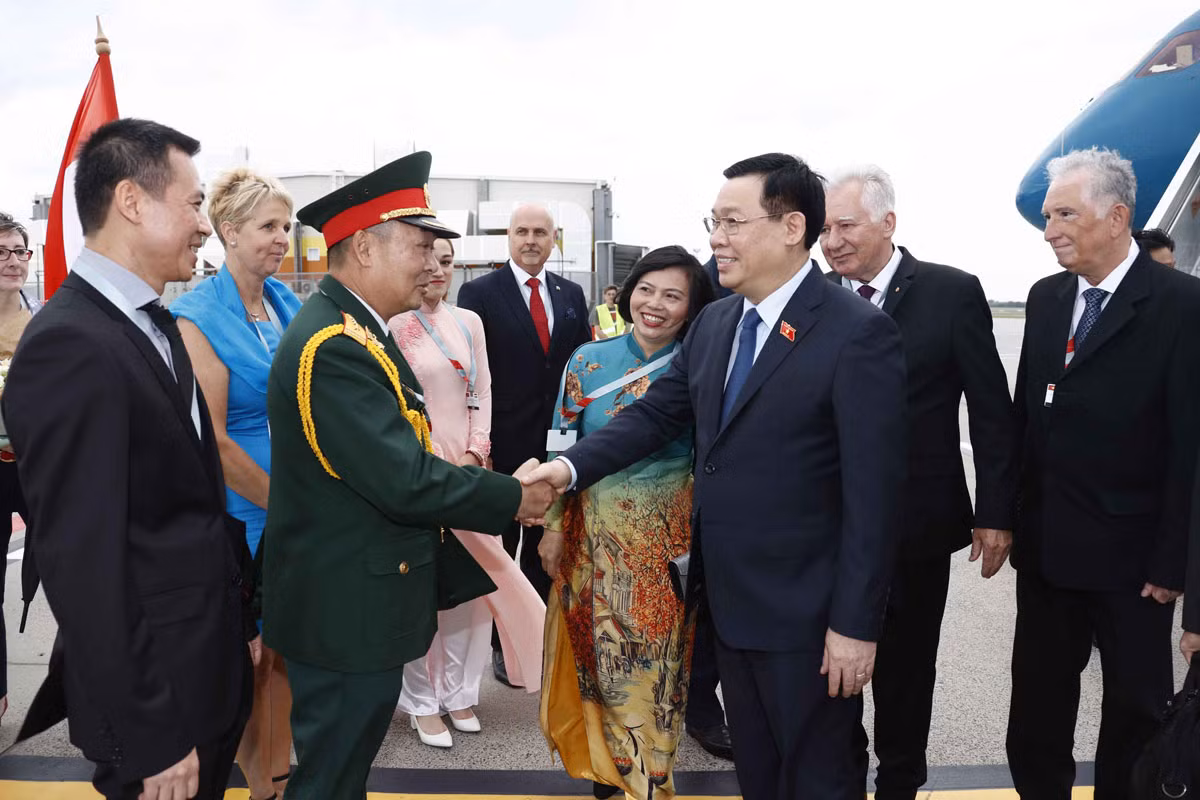 Chủ tịch Quốc hội Vương Đình Huệ thăm chính thức Hungary -0