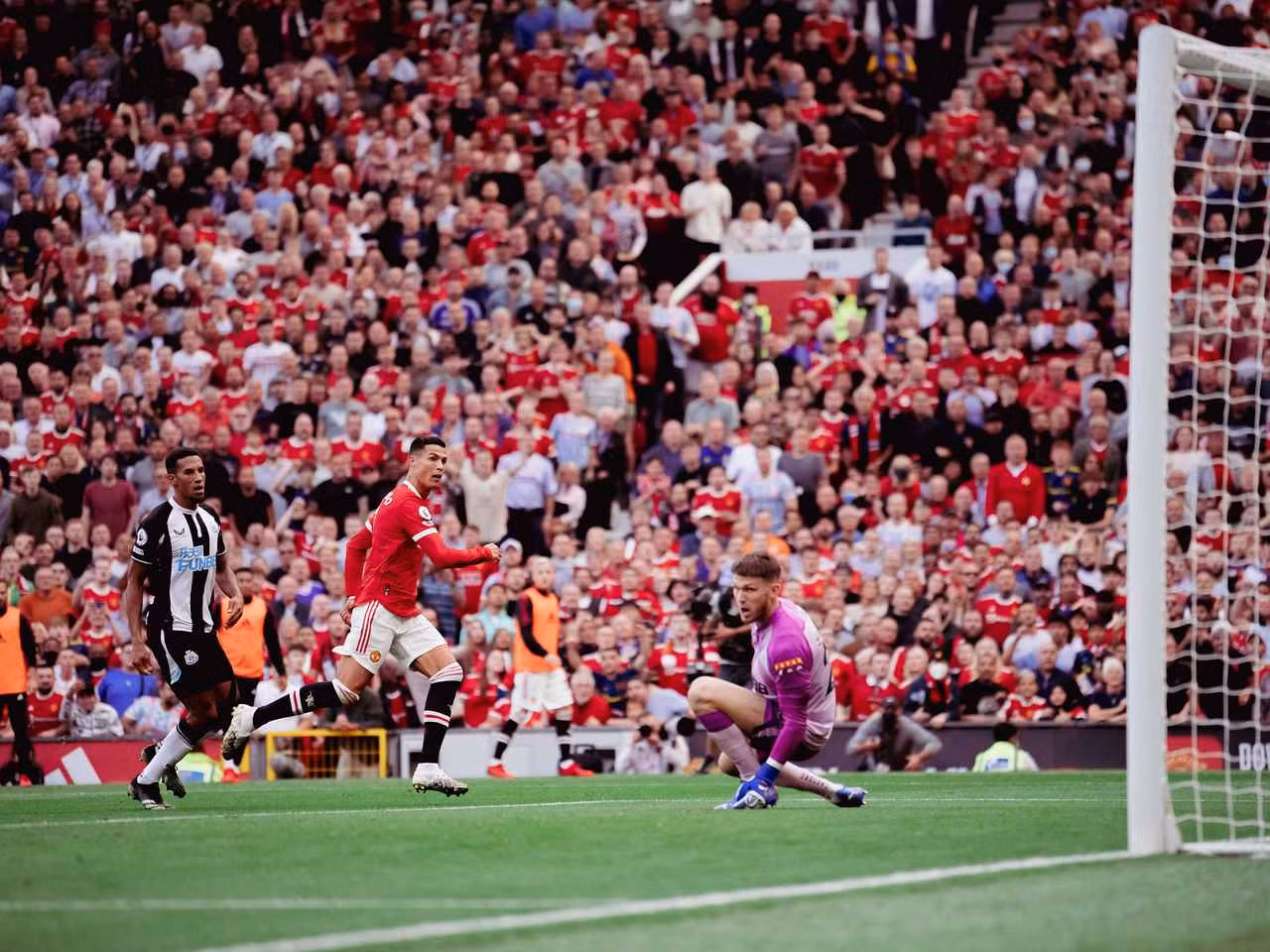 Cận cảnh Ronaldo lập cú đúp trong ngày ra mắt Man United -0