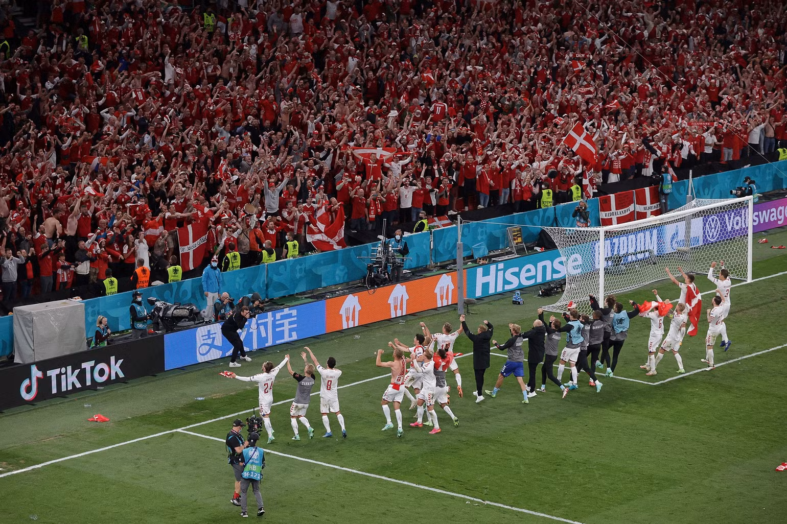 Những khoảnh khắc ấn tượng trên sân cỏ Euro 2020 -0