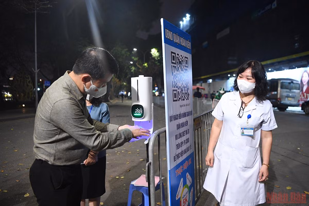  Hà Nội chính thức mở lại phố đi bộ hồ Gươm từ 18/3 -0