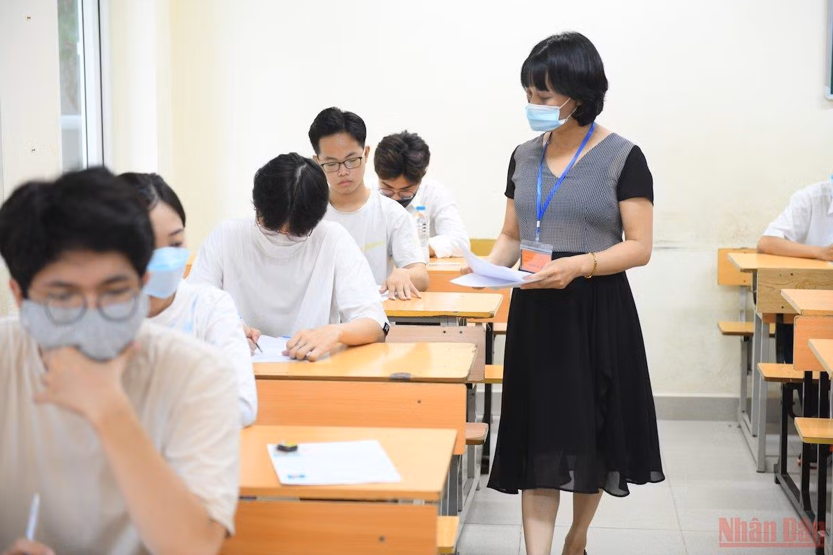 Thí sinh cả nước đang làm bài thi môn Ngữ văn -0