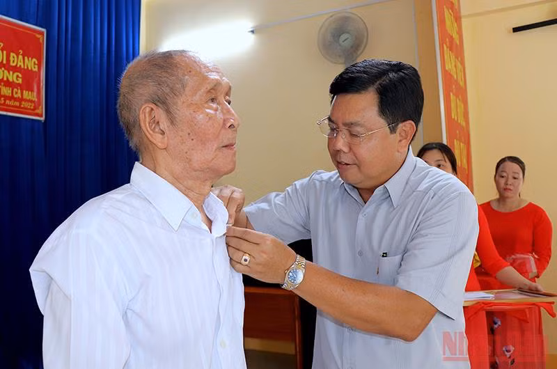 Cà Mau trao huy hiệu Đảng mừng sinh nhật Bác -0