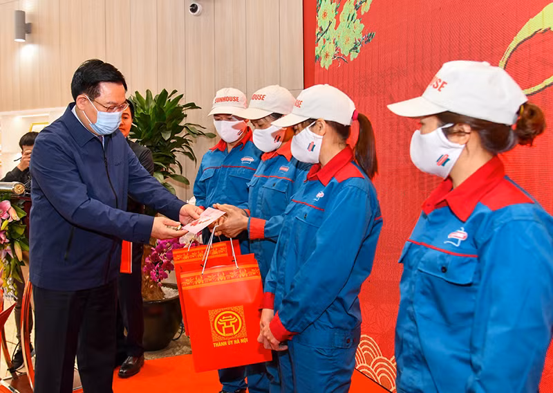 Lãnh đạo TP Hà Nội động viên công nhân, nông dân đẩy mạnh sản xuất -0
