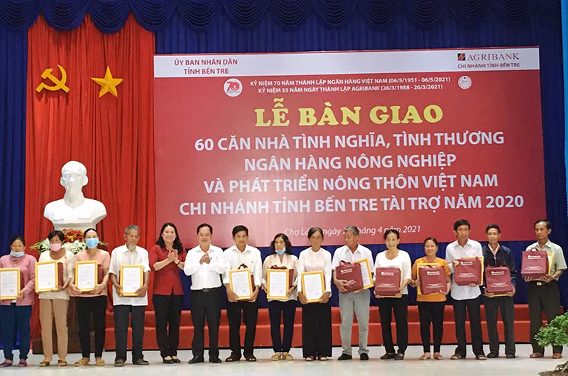 Bến Tre bàn giao 60 căn nhà tình nghĩa, tình thương -0