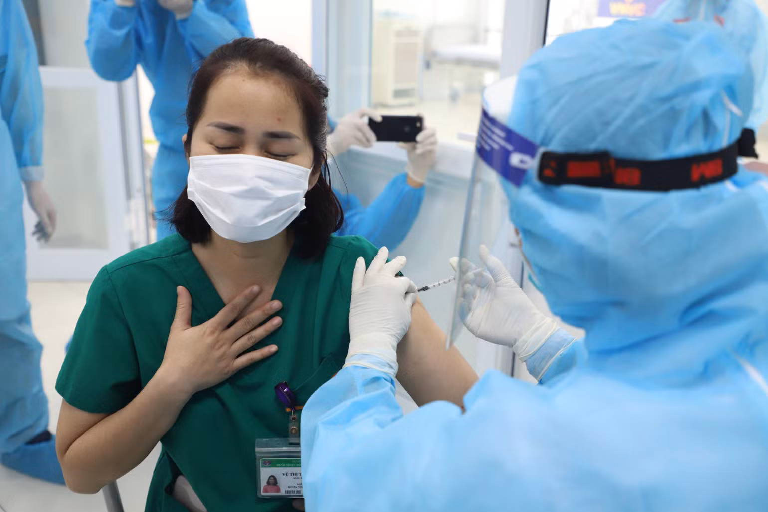 Sức khỏe những cán bộ y tế tiêm vaccine Covid-19 đầu tiên ổn định -0