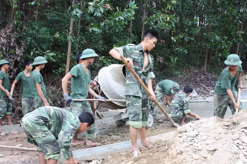 Phát huy truyền thống anh hùng, xây dựng LLVT Quân khu 5 vững mạnh toàn diện -0