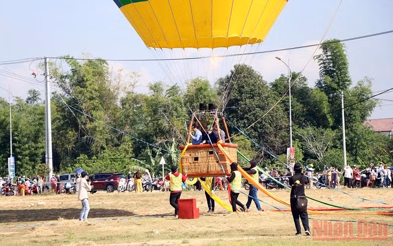 Kon Tum: Lần đầu tiên tổ chức lễ hội bay khinh khí cầu -0
