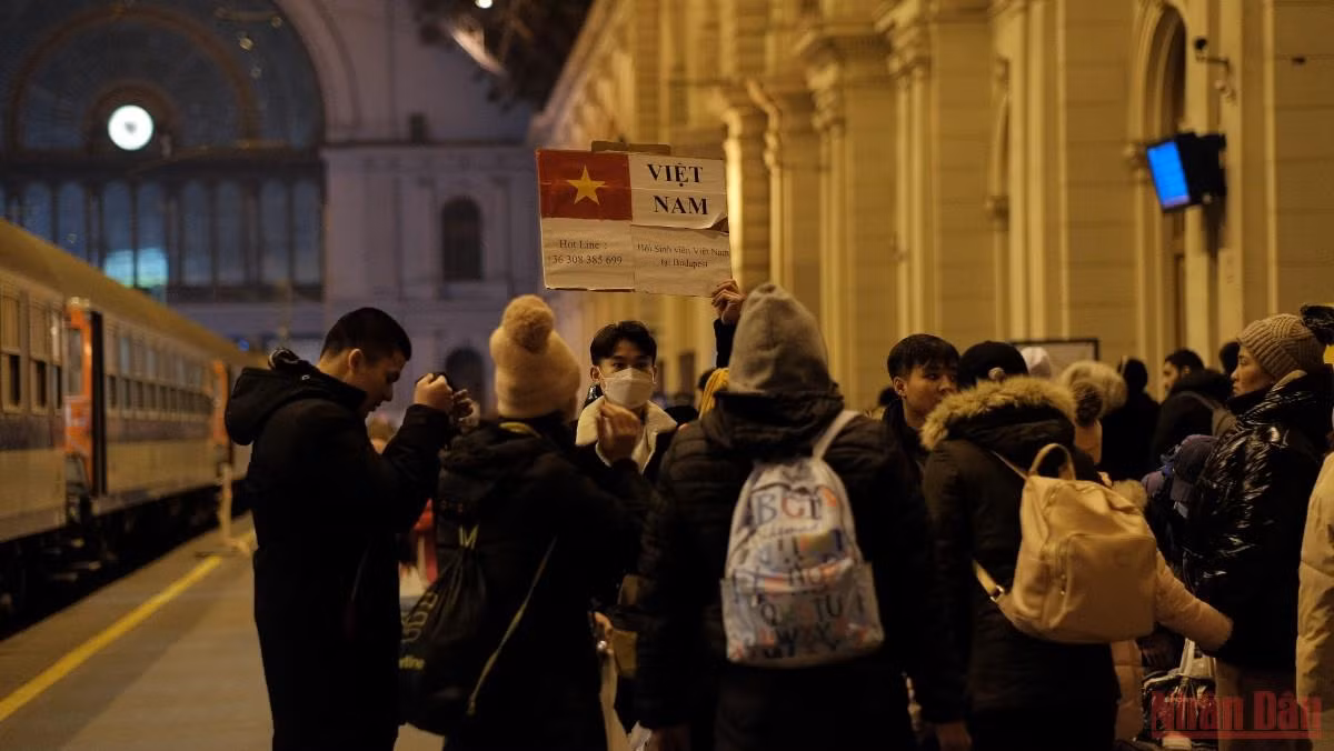 Những màu áo thanh niên trên biên giới Ukraine -0