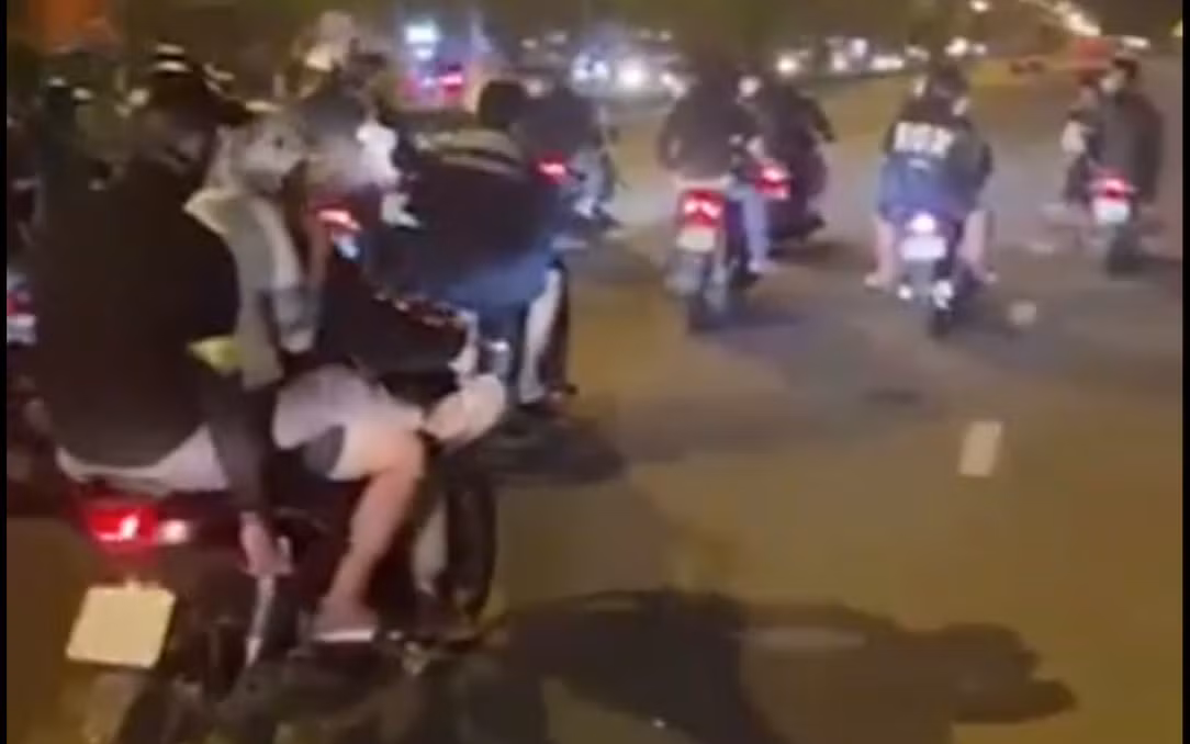 Nhóm thanh thiếu niên mang nhiều hung khí náo loạn đường phố -0
