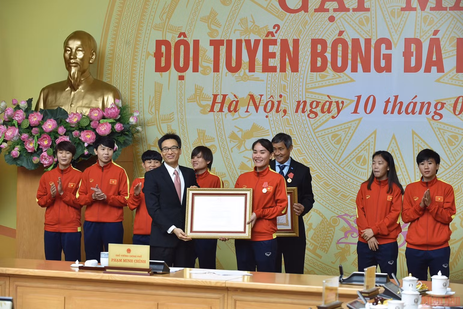 Thủ tướng Chính phủ gặp mặt Đội tuyển bóng đá nữ quốc gia -0