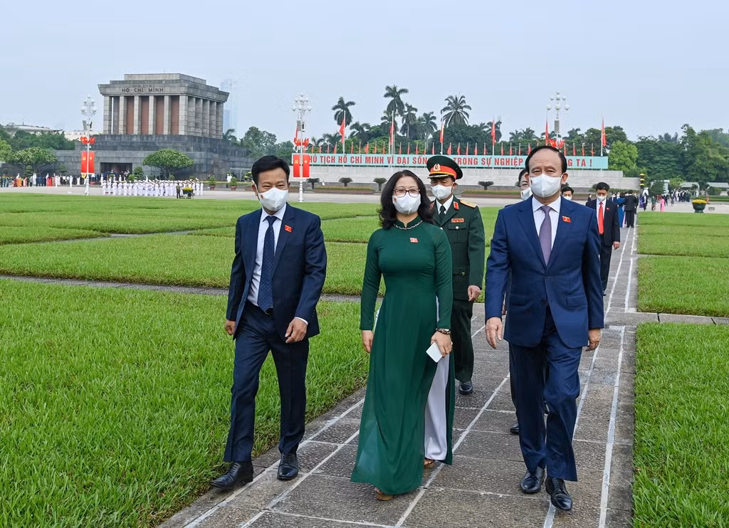 Các đại biểu Quốc hội vào Lăng viếng Chủ tịch Hồ Chí Minh -0