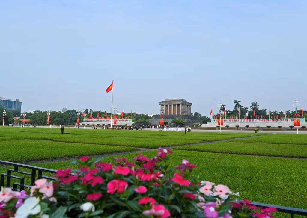 Các đại biểu Quốc hội vào Lăng viếng Chủ tịch Hồ Chí Minh -0